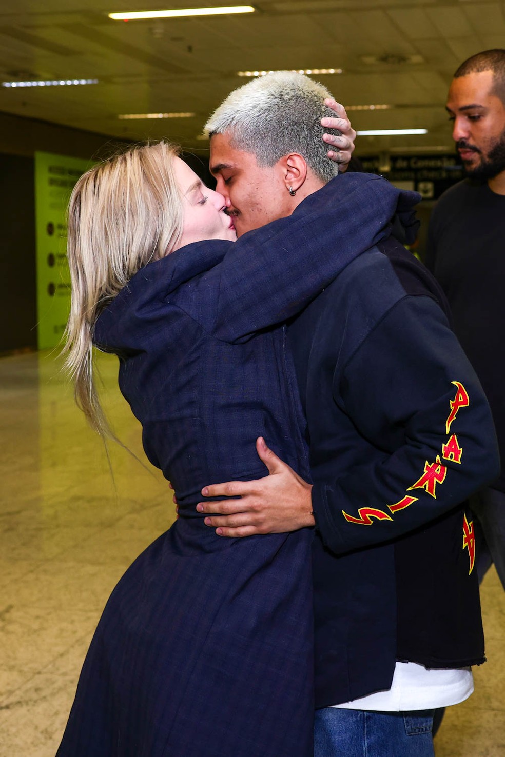 Luísa Sonza é recebida com beijão de namorado em aeroporto em São Paulo |  Gshow