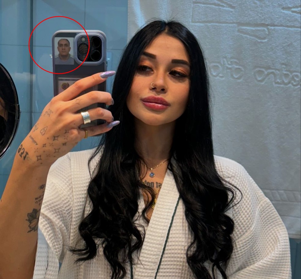 Ana Laura e a foto de Binn na capa do celular — Foto: Reprodução/Redes sociais