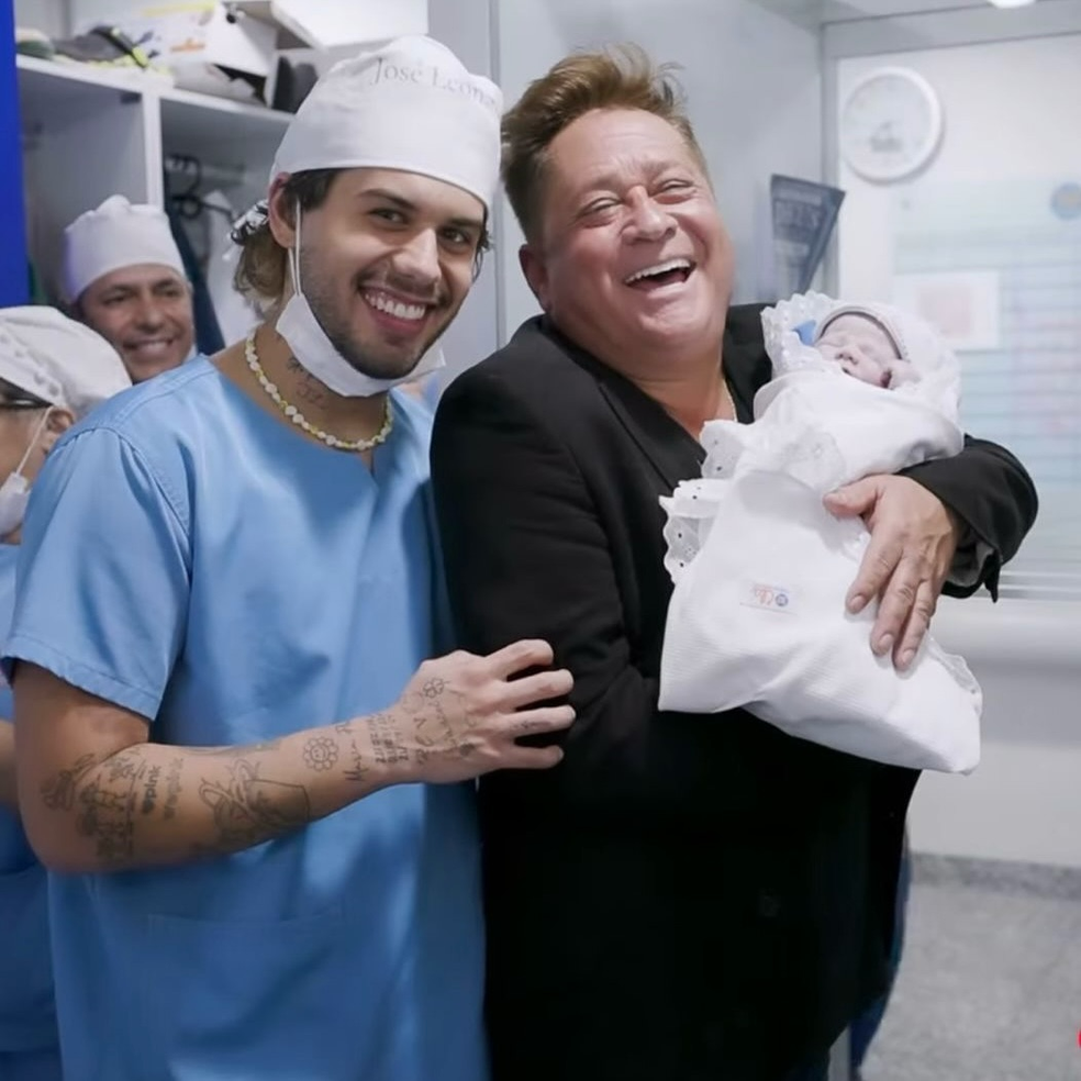 Leonardo posa com Zé Felipe e o neto, José Leonardo — Foto: Reprodução/Instagram