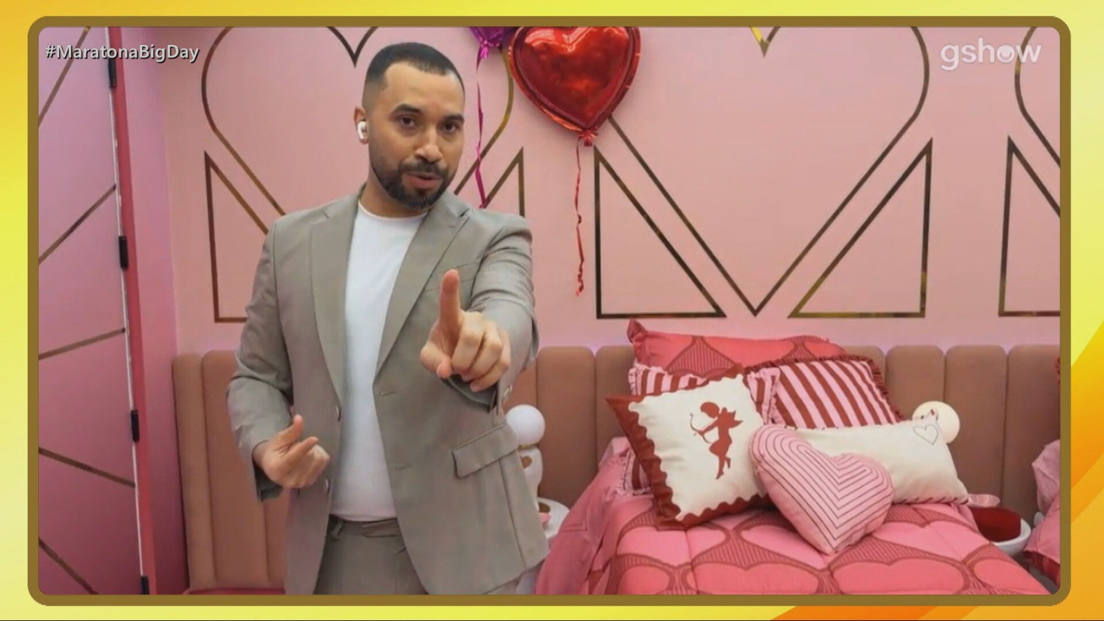 Gil do Vigor entra no quarto do Amor e brinca: 'Faria edredom se tivesse oportunidade'