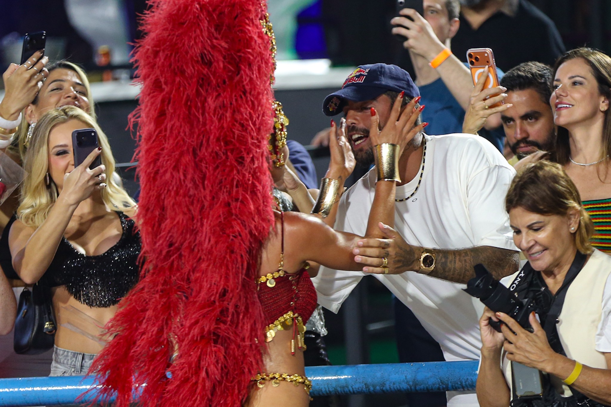 Musa do Salgueiro, Cintia Dicker ganha beijão de Pedro Scooby durante ensaio técnico