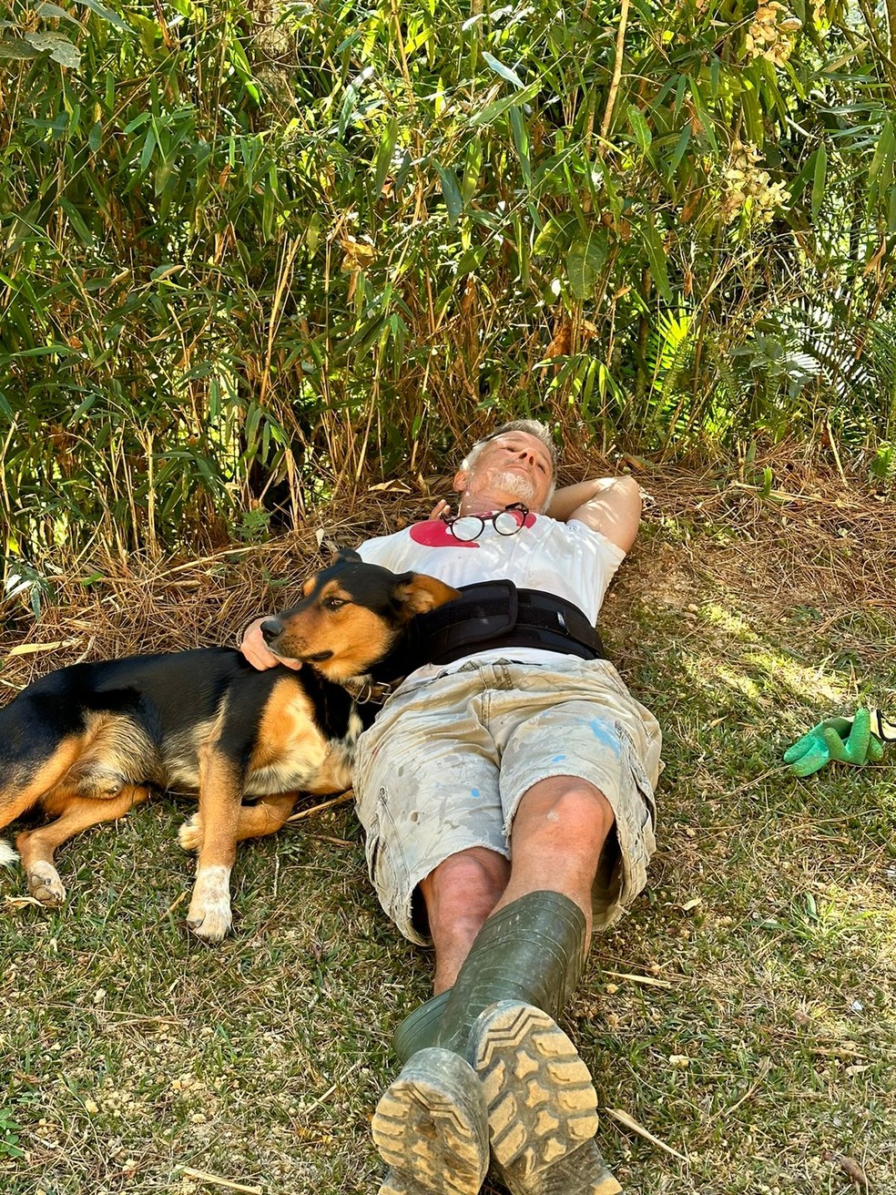 Marcello Novaes e um dos cachorros que cria no sítio — Foto: Acervo pessoal