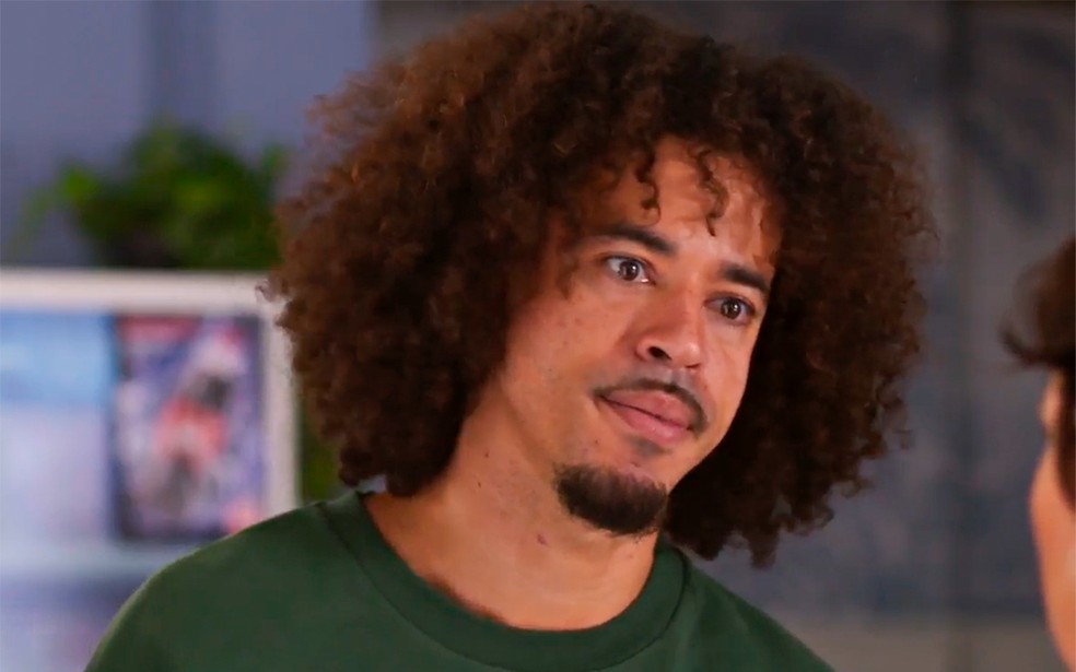 Ryan tem contrato cancelado e se revolta em Dona de Mim — Foto: Globo