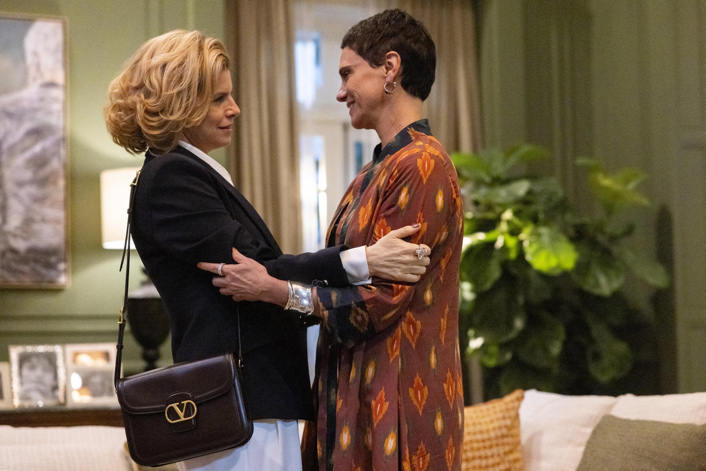 Odete Roitman volta ao Brasil e desestabiliza família: 'Quanto menos eu ouvir falar português, melhor'