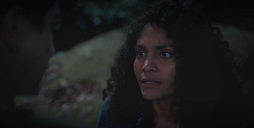 Aline (Barbara Reis) fica em choque ao encontrar mais um corpo em suas terras — Foto: Globo