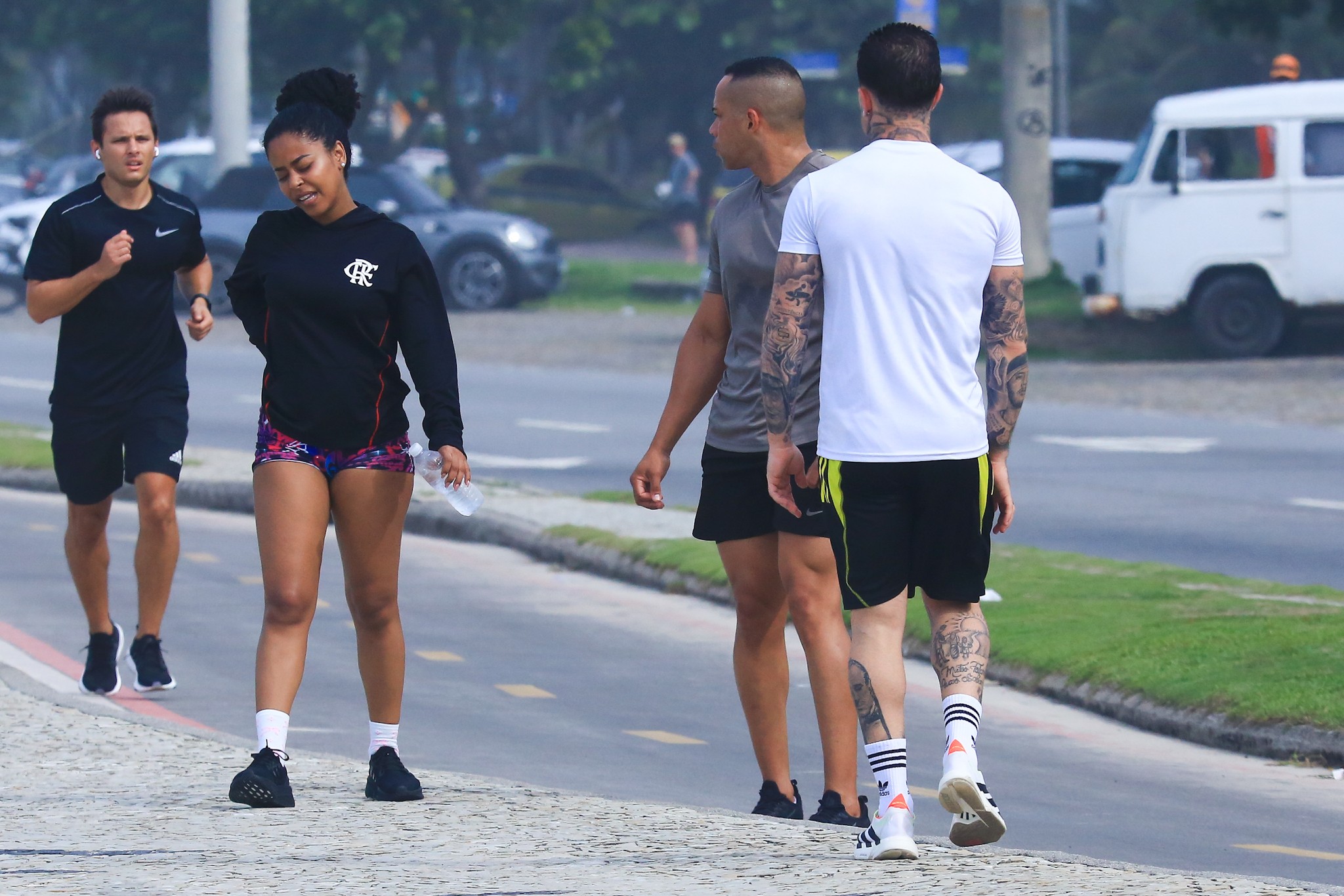 MC Daniel e Lorena Maria curtem caminhada de mãos dadas na orla da Barra da Tijuca