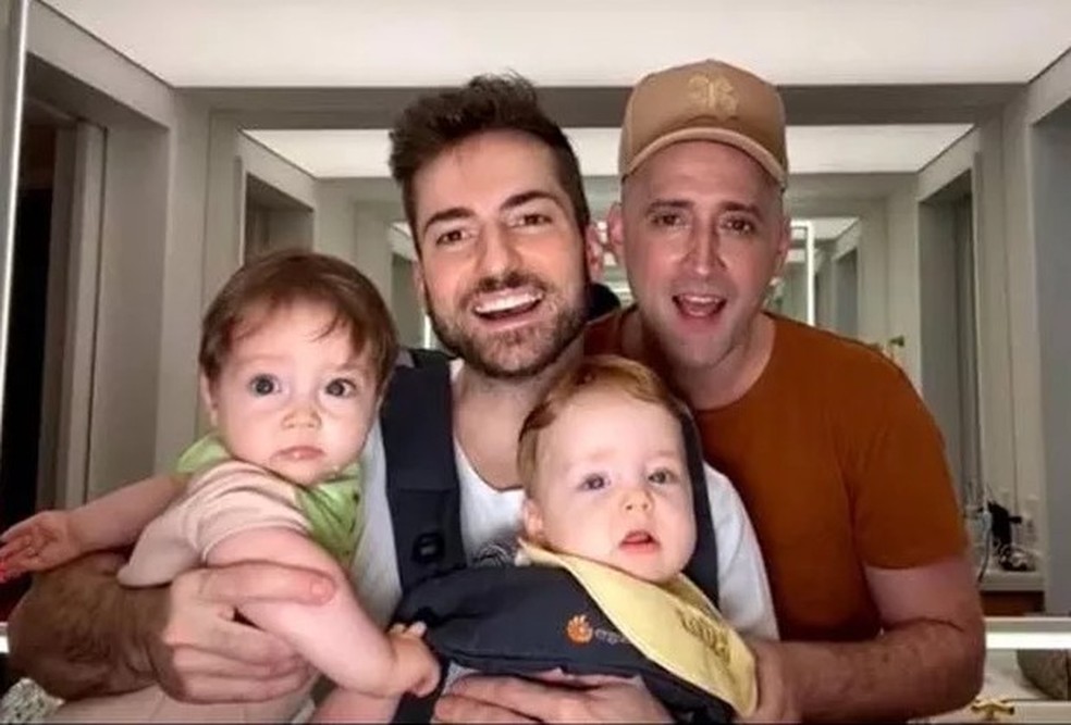 Paulo Gustavo e Thales Bretas tiveram os filhos Gael e Romeu por duas barrigas de aluguel — Foto: Reprodução/Instagram