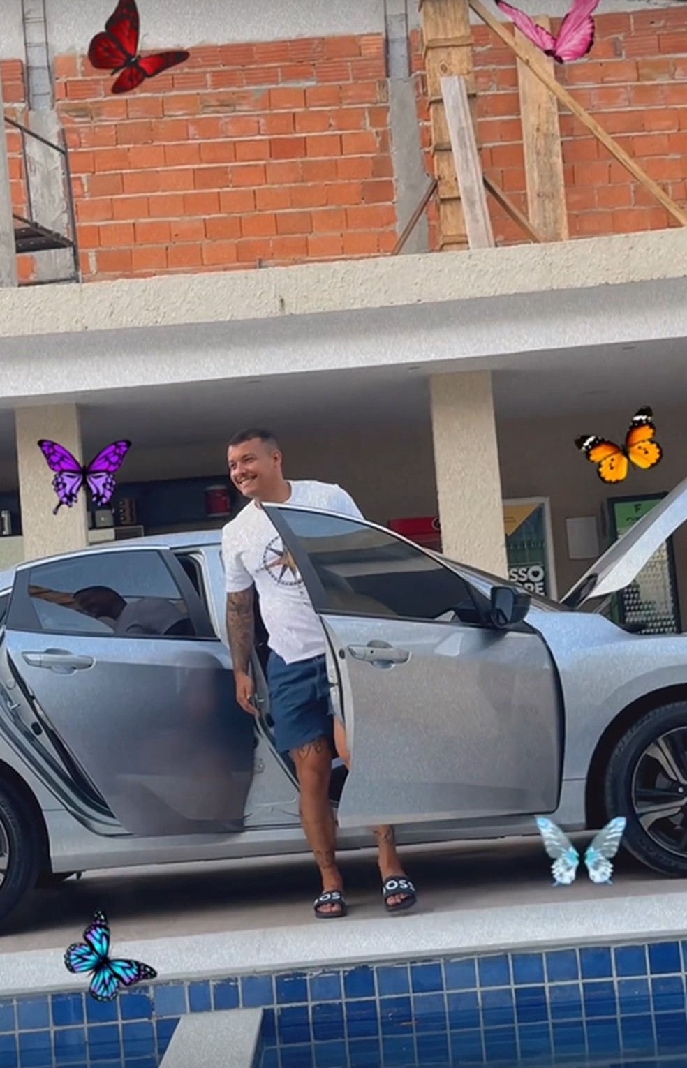 Renato Santiago aparece em novo carro, presente de Jojo Todynho — Foto: Reprodução/Instagram