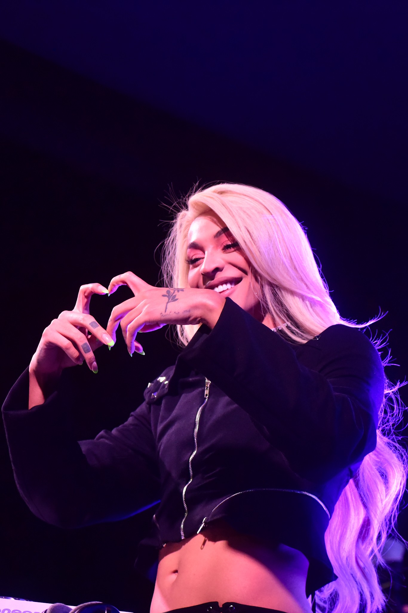 Pabllo Vittar brinca com status de relacionamento: 'Solteira sim, sozinha nunca'