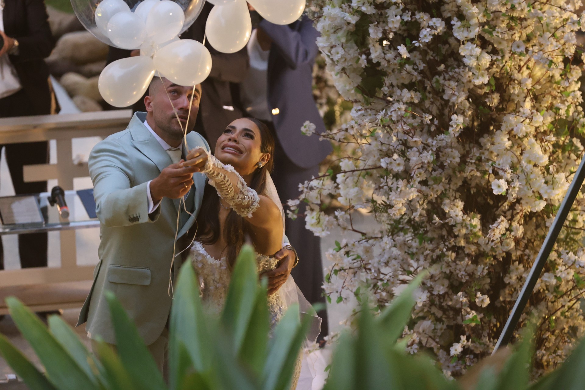 Lexa e Ricardo Vianna choram ao homenagear a filha, Sofia, durante casamento