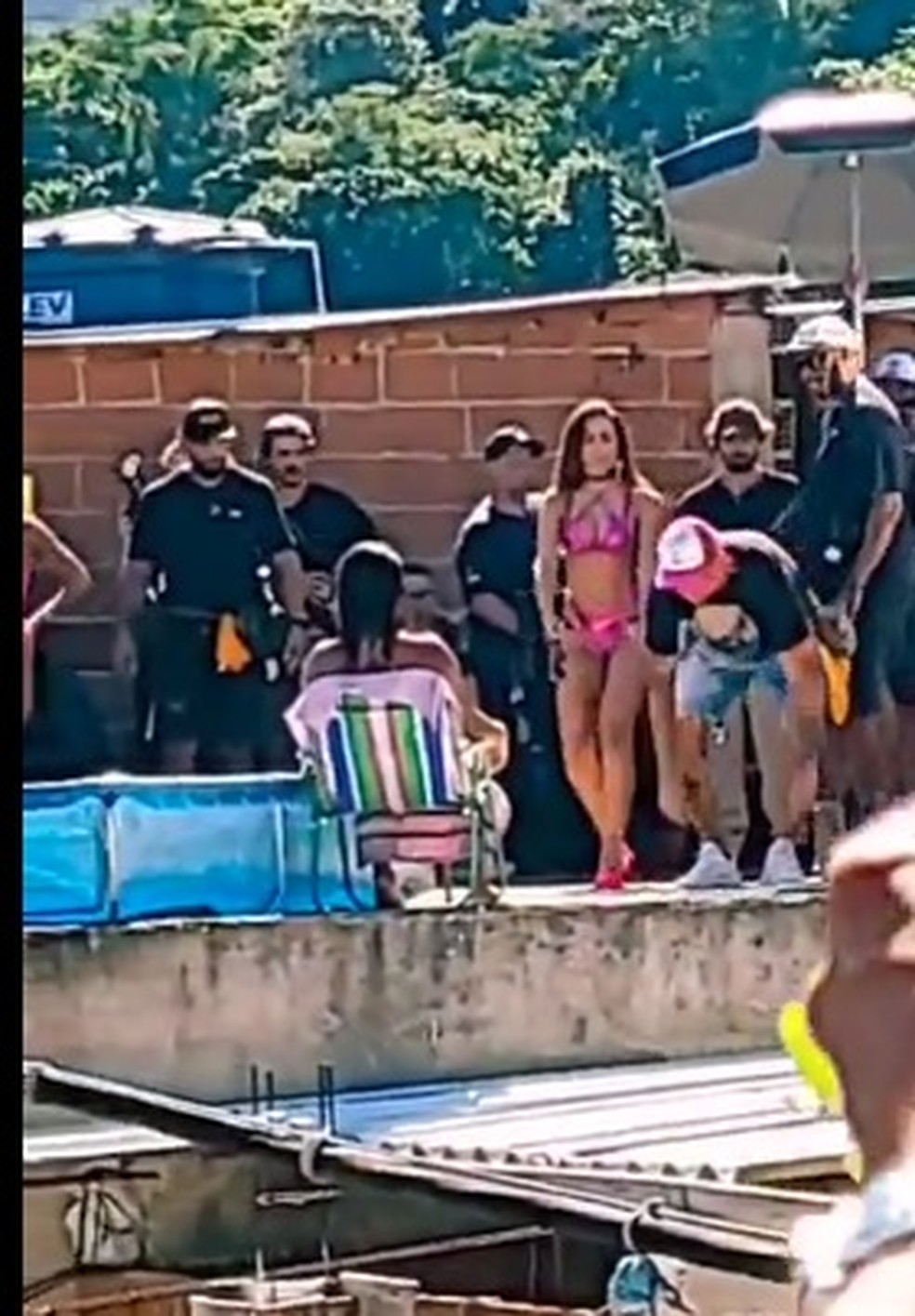 Anitta grava clipe de biquíni em comunidade carioca — Foto: Reprodução/Twitter