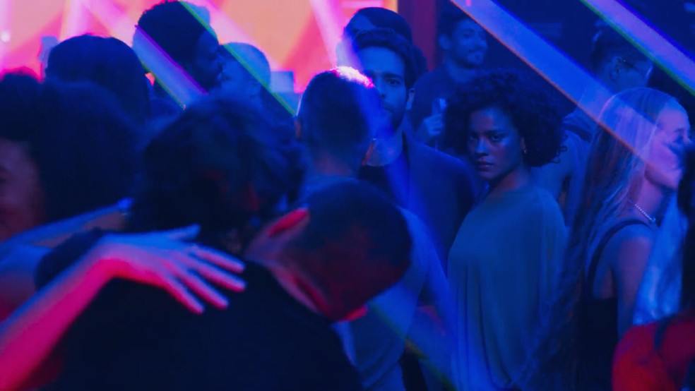 Em Vale Tudo, Fátima fica furiosa ao ver César com outra em festa — Foto: Globo