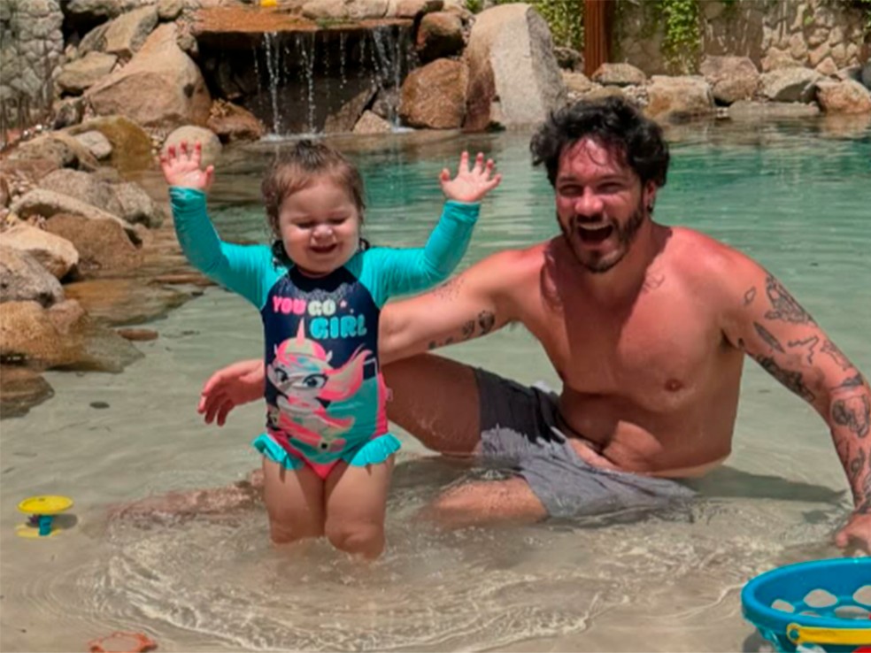 Eliezer e Lua se divertem no lago da família — Foto: Reprodução