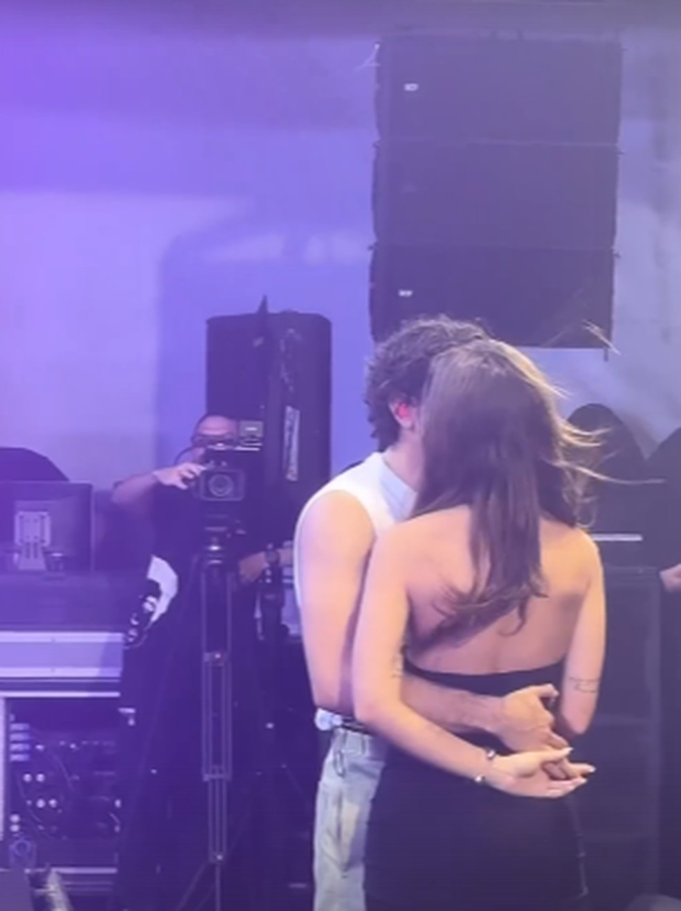 Nattan chama Rafa Kalimann para palco em show na Bahia — Foto: Instagram