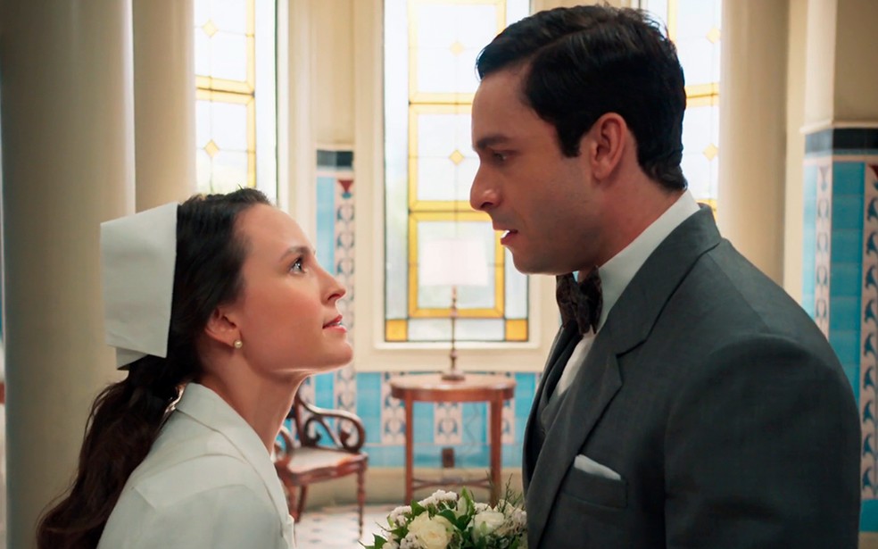 Celso (Rainer Cadete) leva novo fora de Estela (Larissa Manoela) em Êta Mundo Melhor! — Foto: Globo