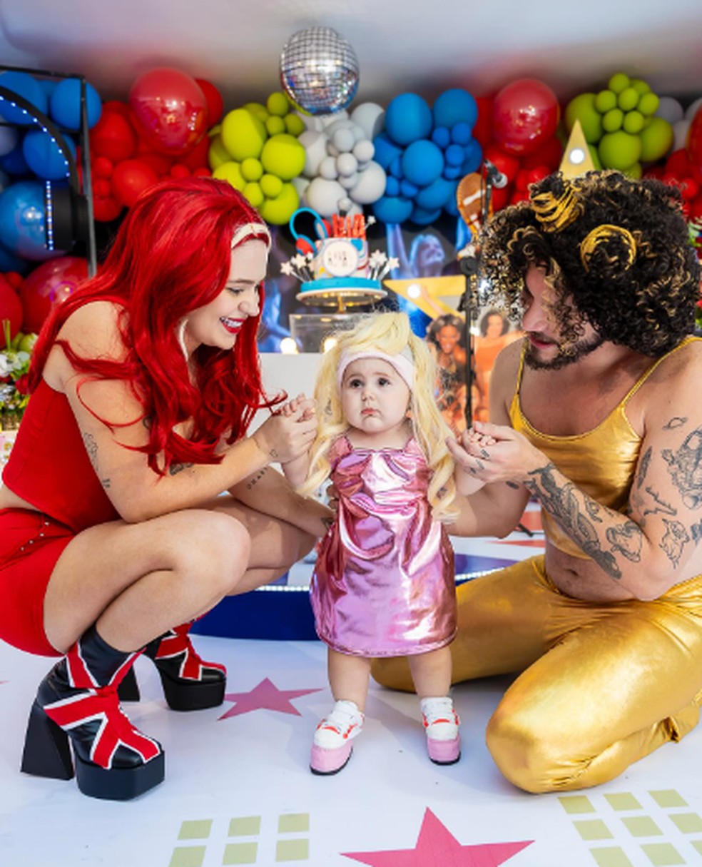 Viih Tube e Eliezer com Lua em mesversário carnavalesco como Spice Girls — Foto: Reprodução