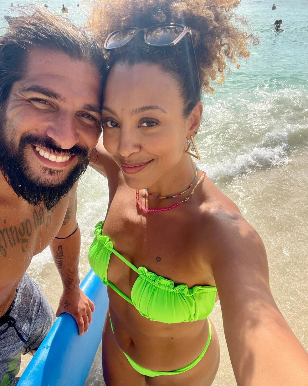 Sheron Menezzes e Saulo Bernard no Havaí — Foto: Reprodução/Instagram