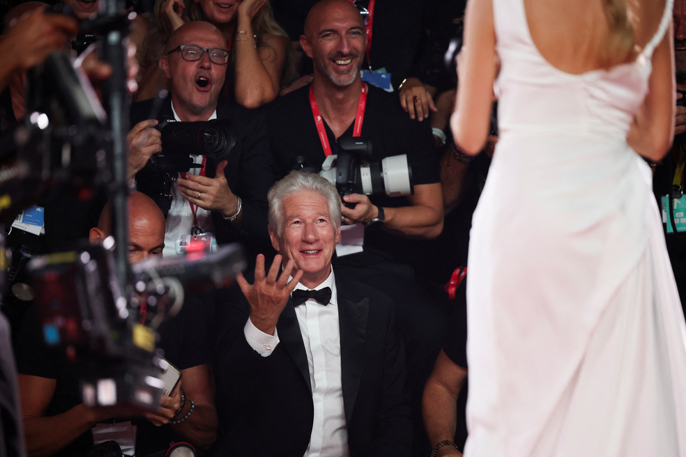 Richard Gere 'idolatra' sua esposa Alejandra Gere no Festival de Veneza — Foto: REUTERS/Louisa Gouliamaki