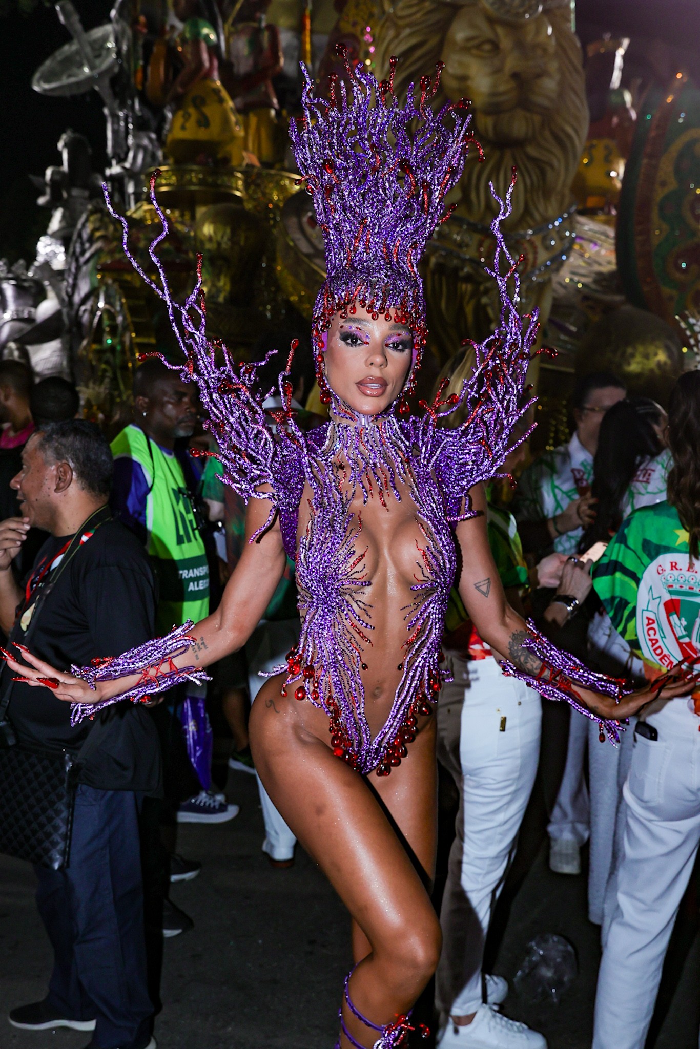 Ludmilla ganha beijo de Brunna Gonçalves em desfile da Grande Rio