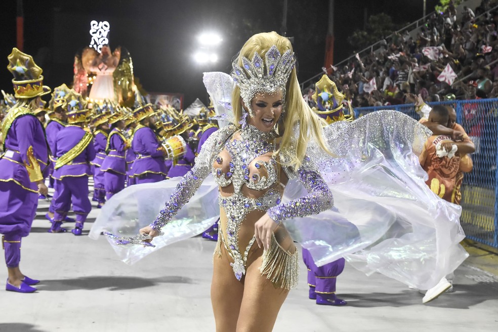 Thalita Zampirolli usa fantasia com 900 mil cristais, que custou R