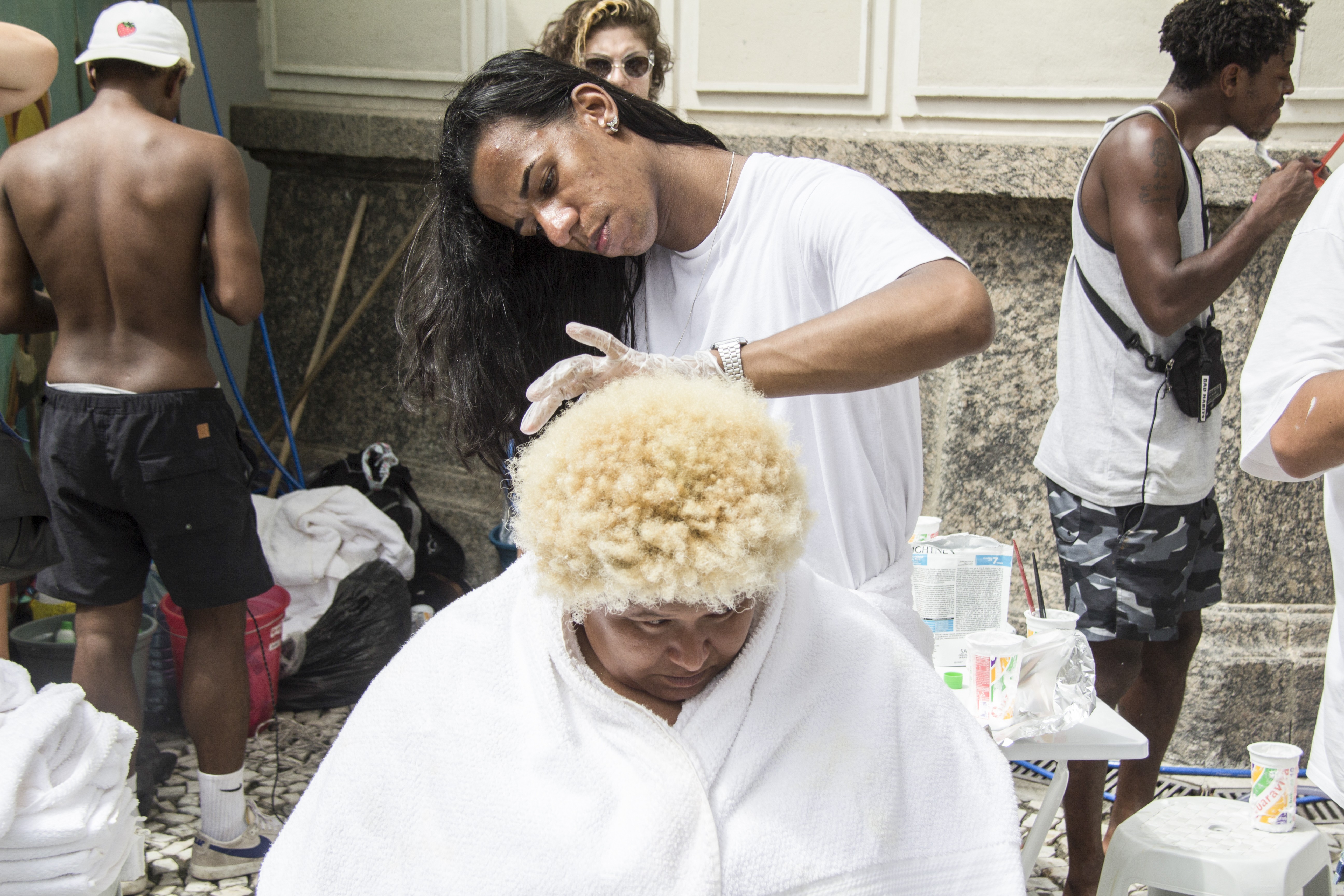 Nevou! Saiba como cuidar do cabelo antes e após descoloração global
