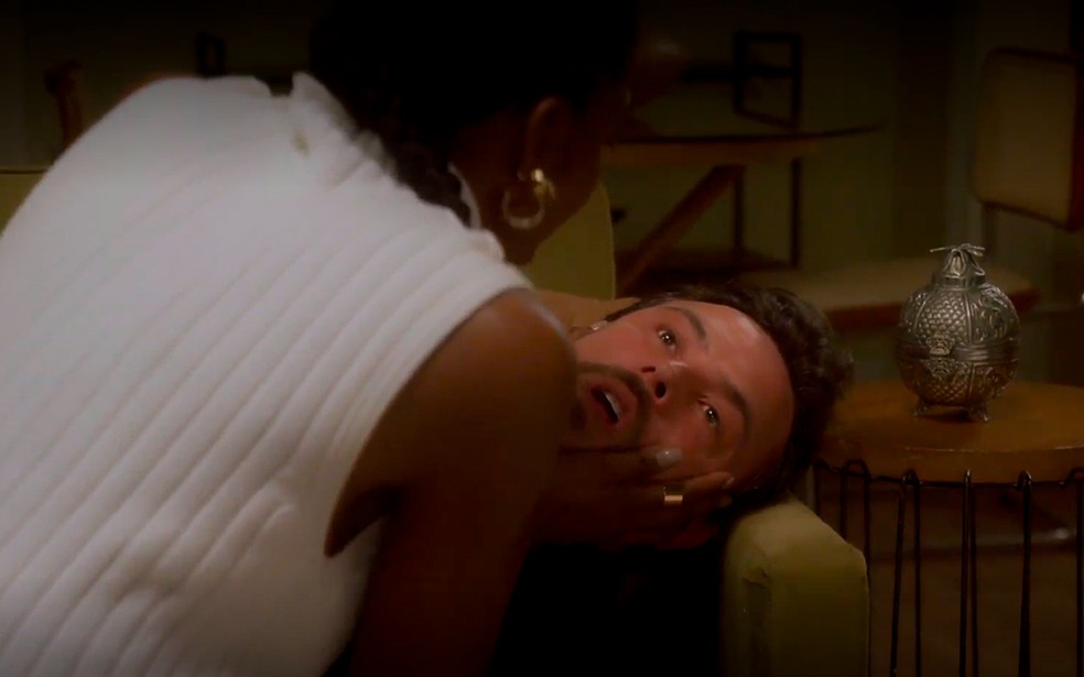 Átila (Sergio Guizé) passa mal e morre nos braços de Taís (Késia) em Elas por Elas — Foto: Globo