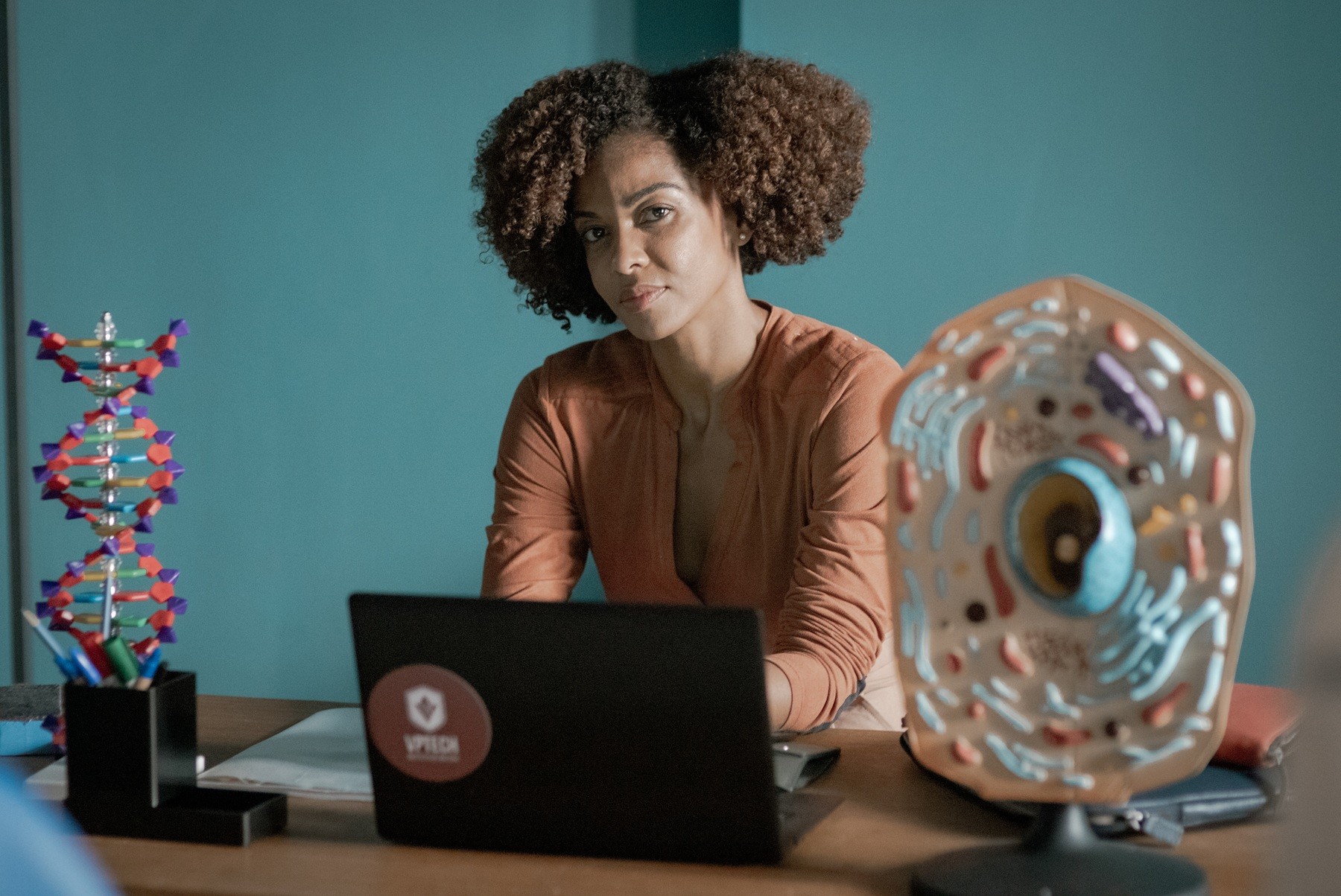 Vermelho Sangue: Heloísa Jorge vive uma mãe em conflito na nova série do Globoplay