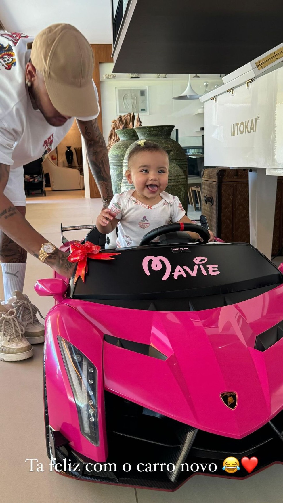 Neymar presenteia Mavie com mini Lamborghini rosa: 'Tá feliz com o carro novo' — Foto: Instagram