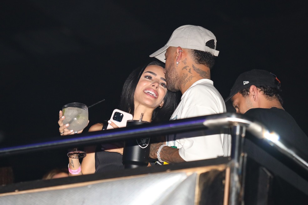 Buna Biancardi conversa com Neymar em show do Thiaguinho — Foto: Brazil News