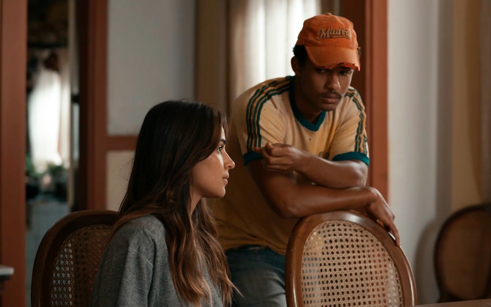 João Pedro (Juan Paiva) e Sandra (Giullia Buscacio) se encontram com José Inocêncio (Marcos Palmeira) para uma séria conversa - Renascer — Foto: Globo