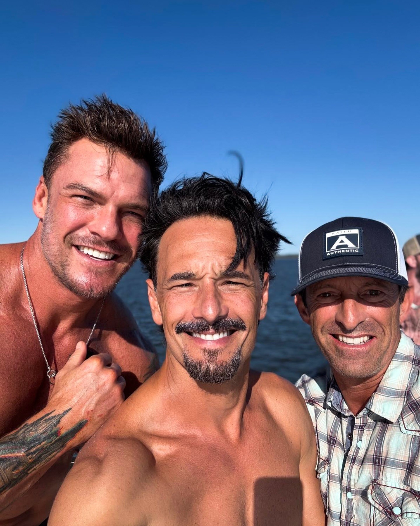 Rodrigo Santoro posa com o ator Alan Ritchson na Austrália, onde filma com ele