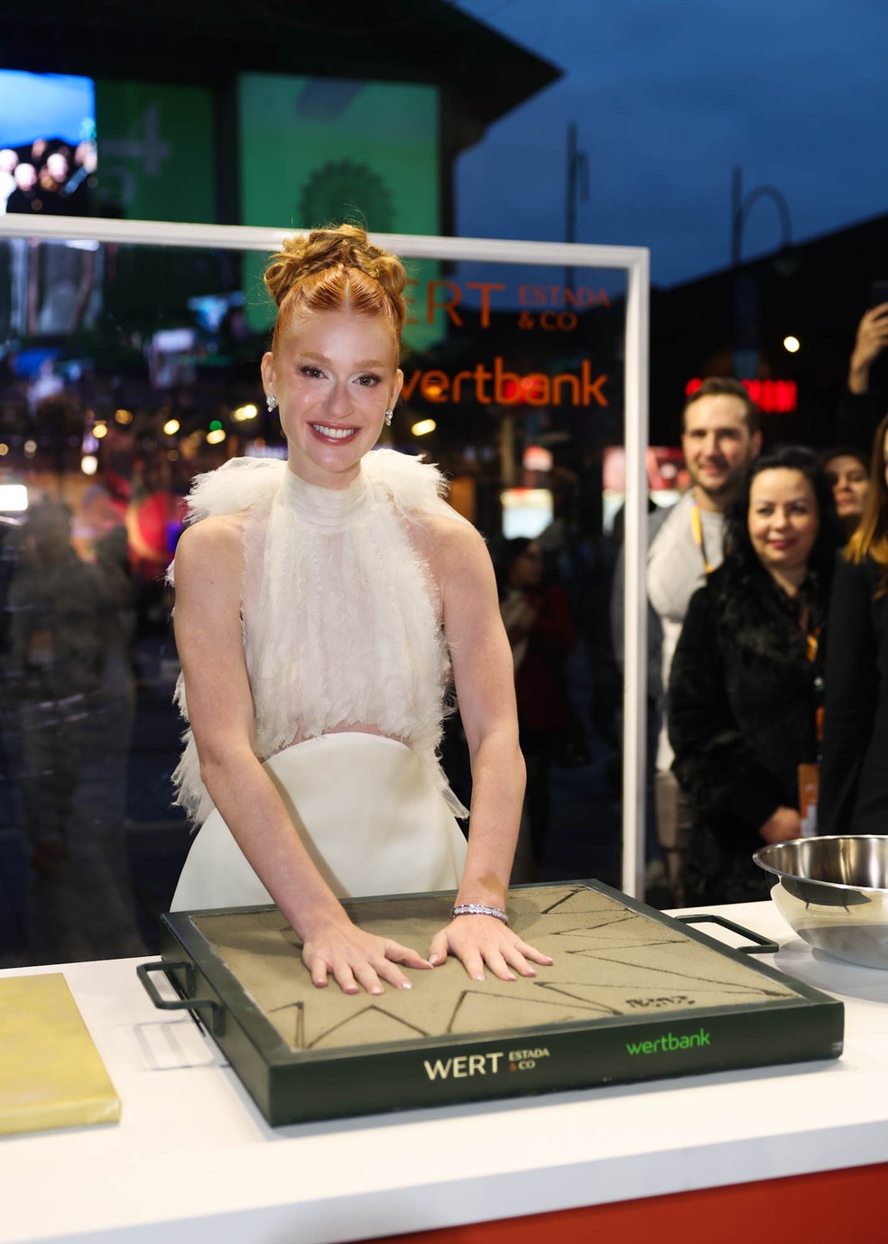 Marina Ruy Barbosa deixa marca na calçada da fama do Festival de Gramado — Foto: Brazil News