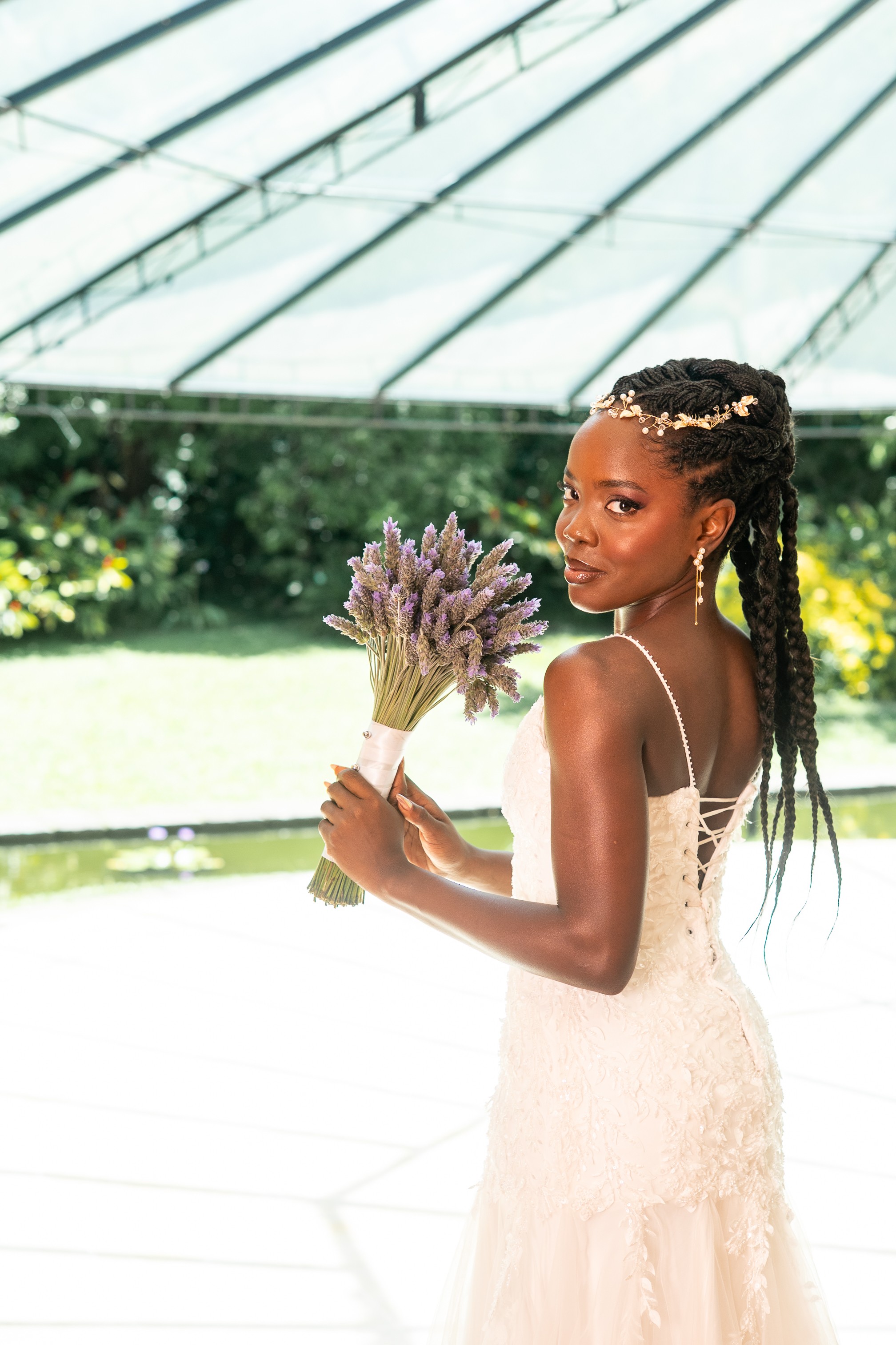 Vestida de noiva em Dona de Mim, Clara Moneke projeta casamento na vida real: ‘Breno pede todo dia’