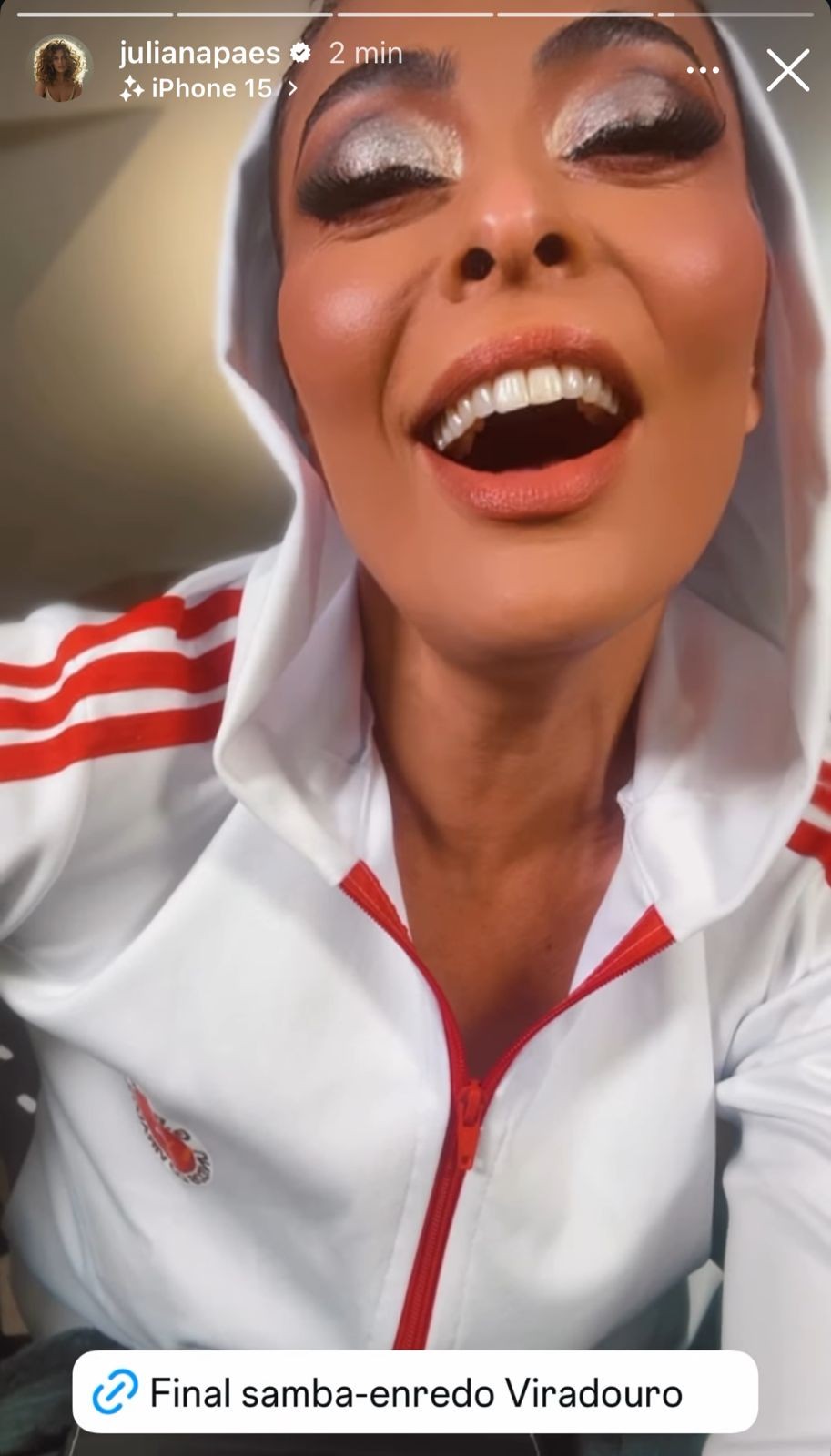 Juliana Paes prestigia final de samba-enredo da Viradouro