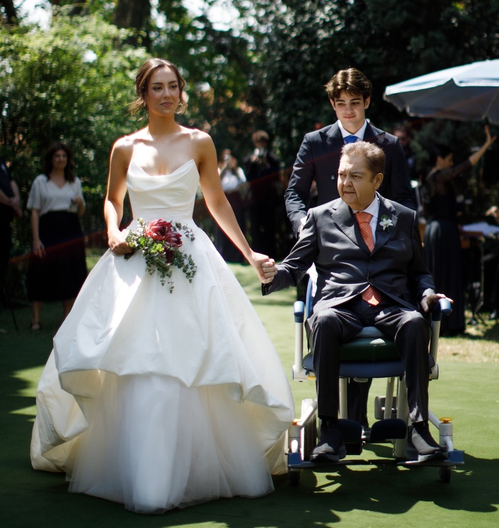 contioutra.com - De cadeira de rodas, Faustão fala pela 1ª vez depois de conduzir a filha ao altar em casamento emocionante