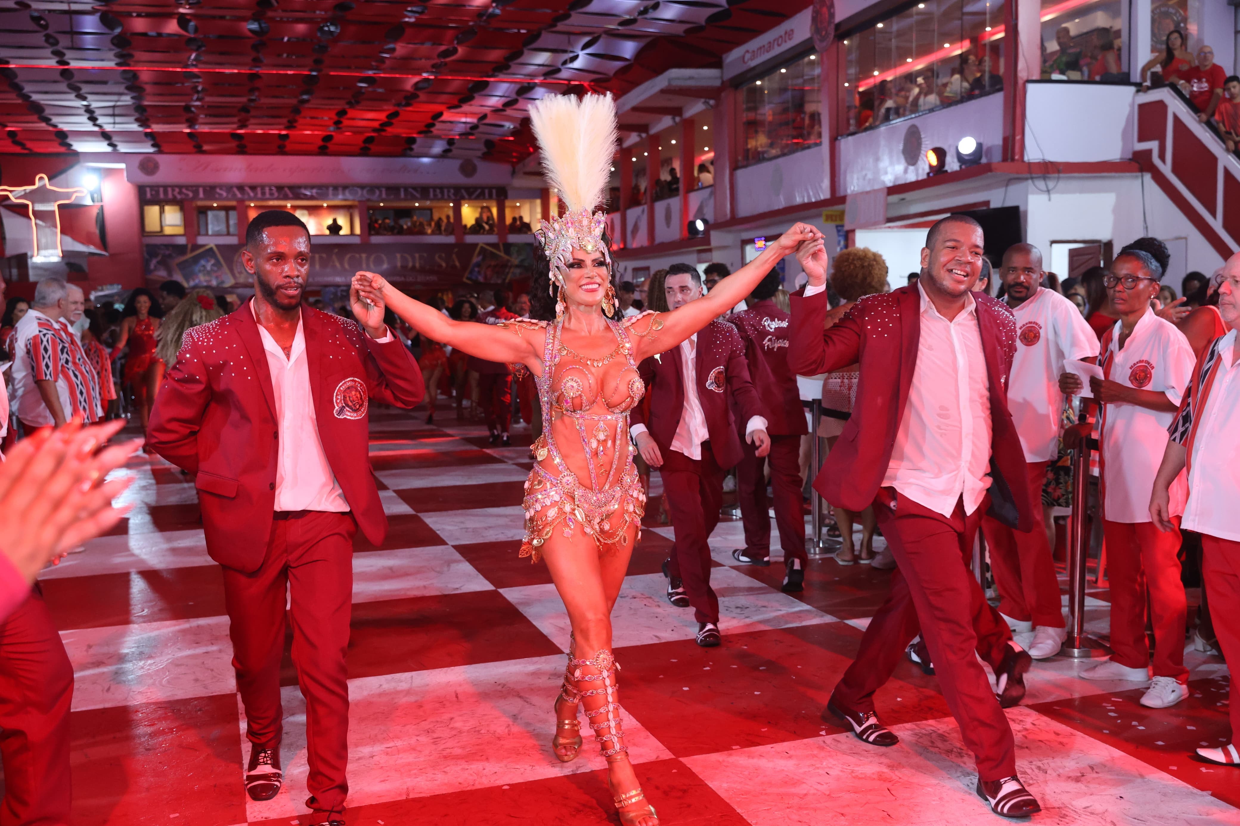 Estácio de Sá coroa Alice Alves como rainha da escola, em evento que contou com Lumena Aleluia