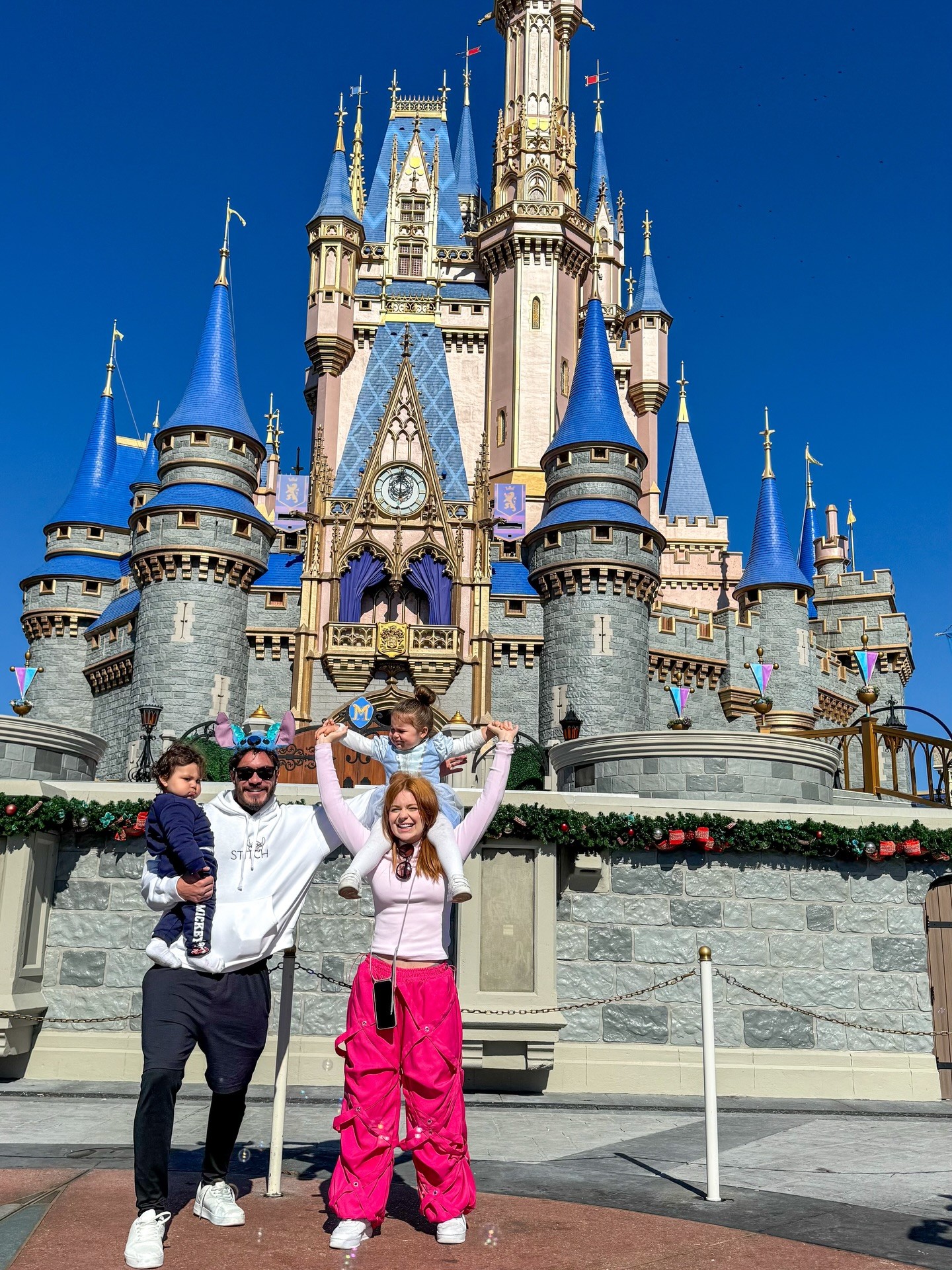 Viih Tube abre álbum de viagem a Orlando com Eliezer e filhos