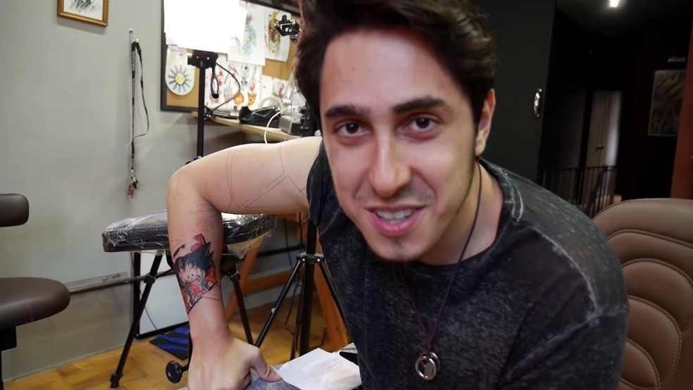 Felipe Castanhari tem uma tatuagem do Goku no braço — Foto: YouTube