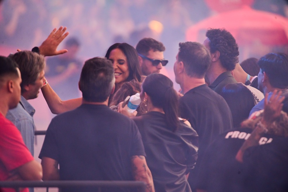 Ivete é flagrada aos beijos em show — Foto: Leo Franco e Natália Rampinelli/ AgNews