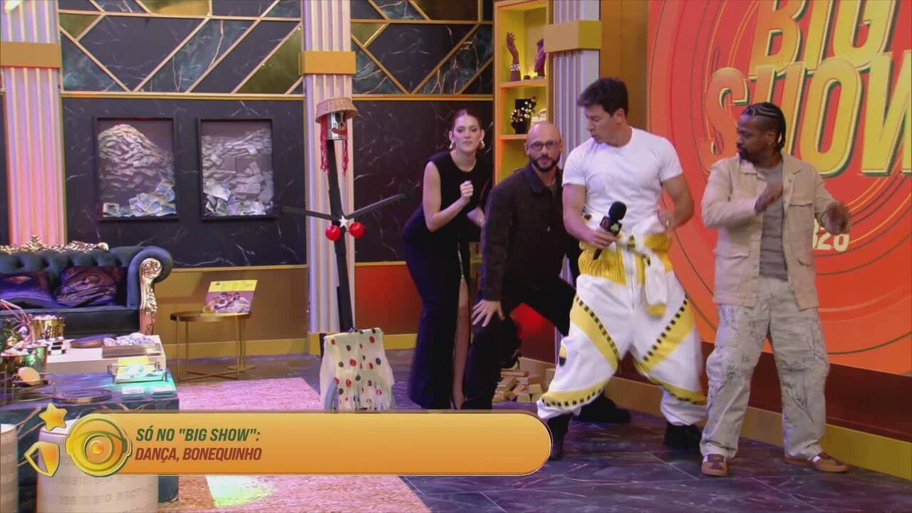 Leandro encontra Maria Eugênia, boneca de lata do BBB 1, e brinca: 'Boneco com a boneca'