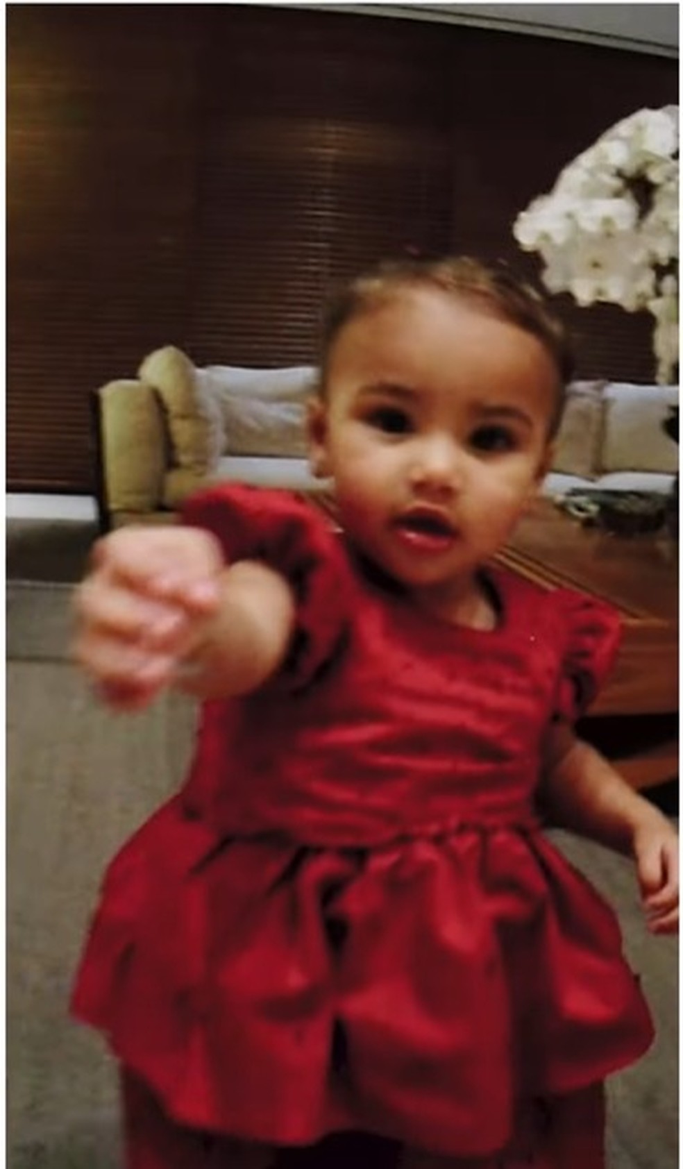 Mavie brinca com câmera em vídeo de Natal — Foto: Instagram