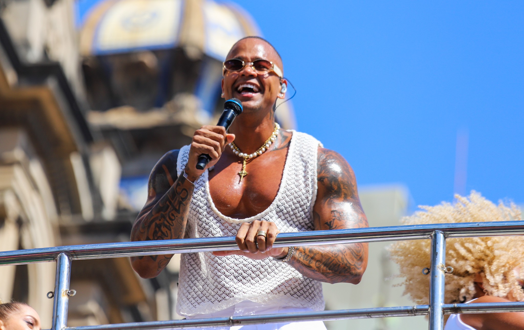 Leo Santana faz mistério sobre nome do filho: 'Estão apostando em Lourenço'