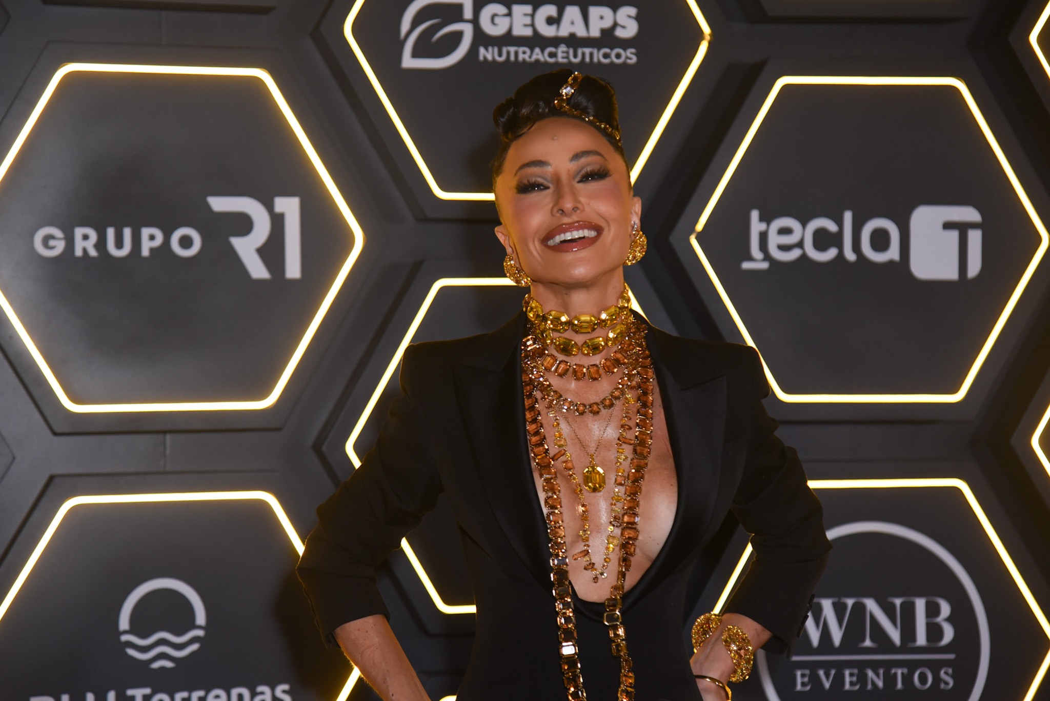 Sabrina Sato usa look repleto de joias luxuosas para o leilão de Ronaldo