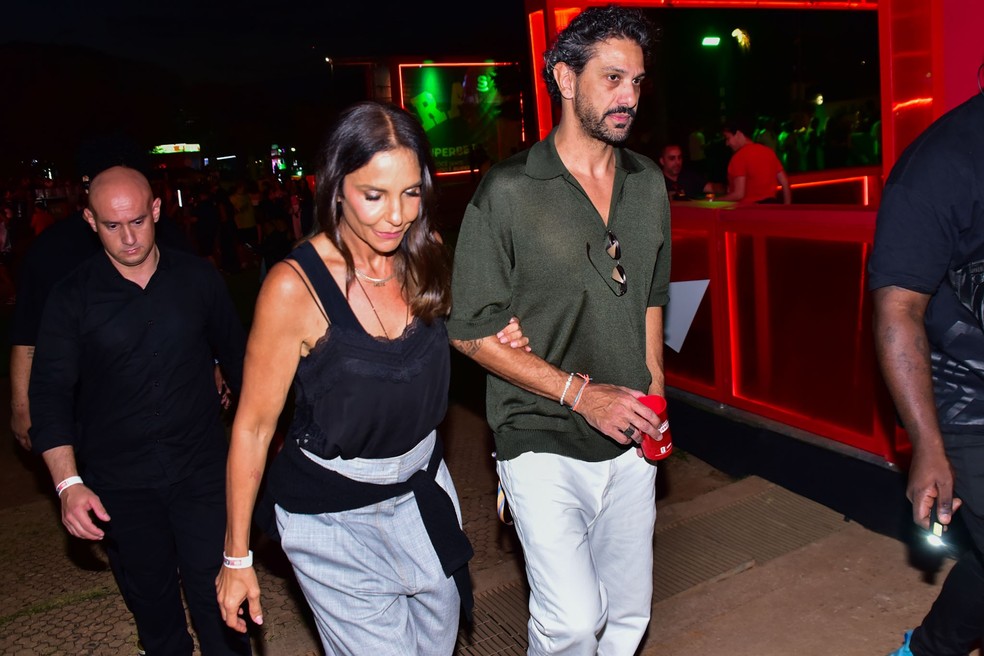 Ivete flagrada aos beijos em show — Foto: AgNews