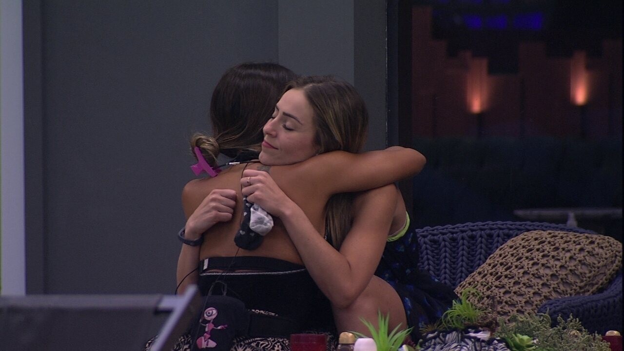 Carolina abraça Paula e diz: 'Boa sorte para nós' | Gshow
