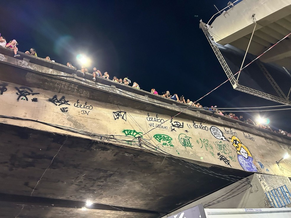 Fs sobem em viaduto para ver Paolla Oliveira  Foto: gshow