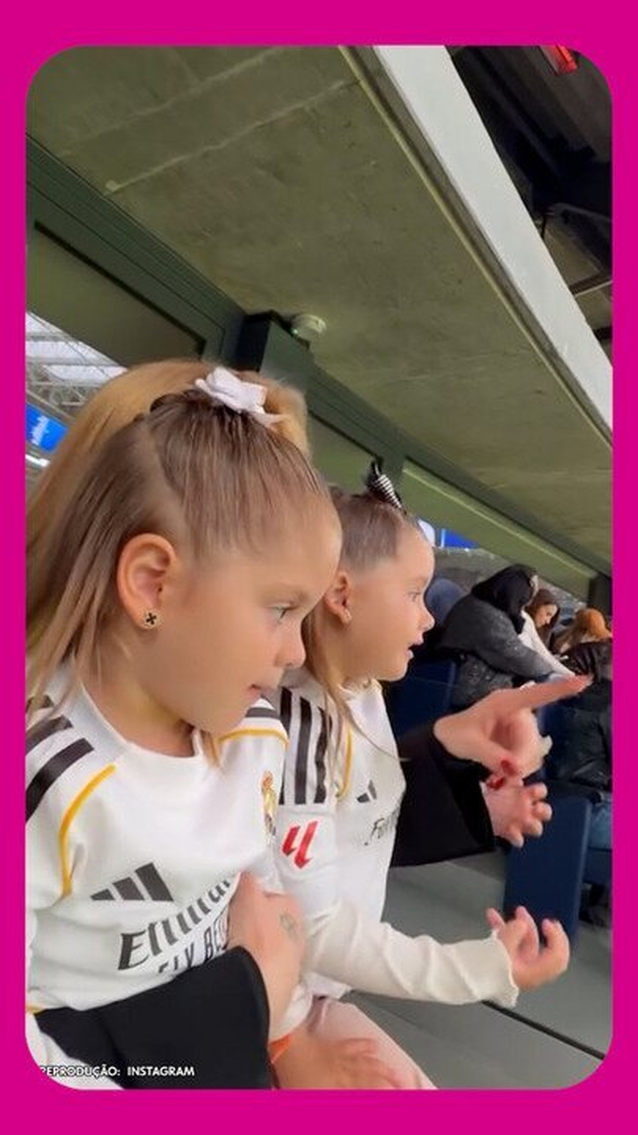 Em dia de ensaio de rua da Grande Rio, Virginia e filhos torcem por Vini Jr. direto de Madri