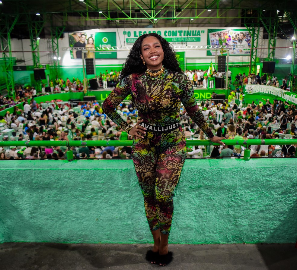 IZA marca presença em feijoada na quadra da Imperatriz