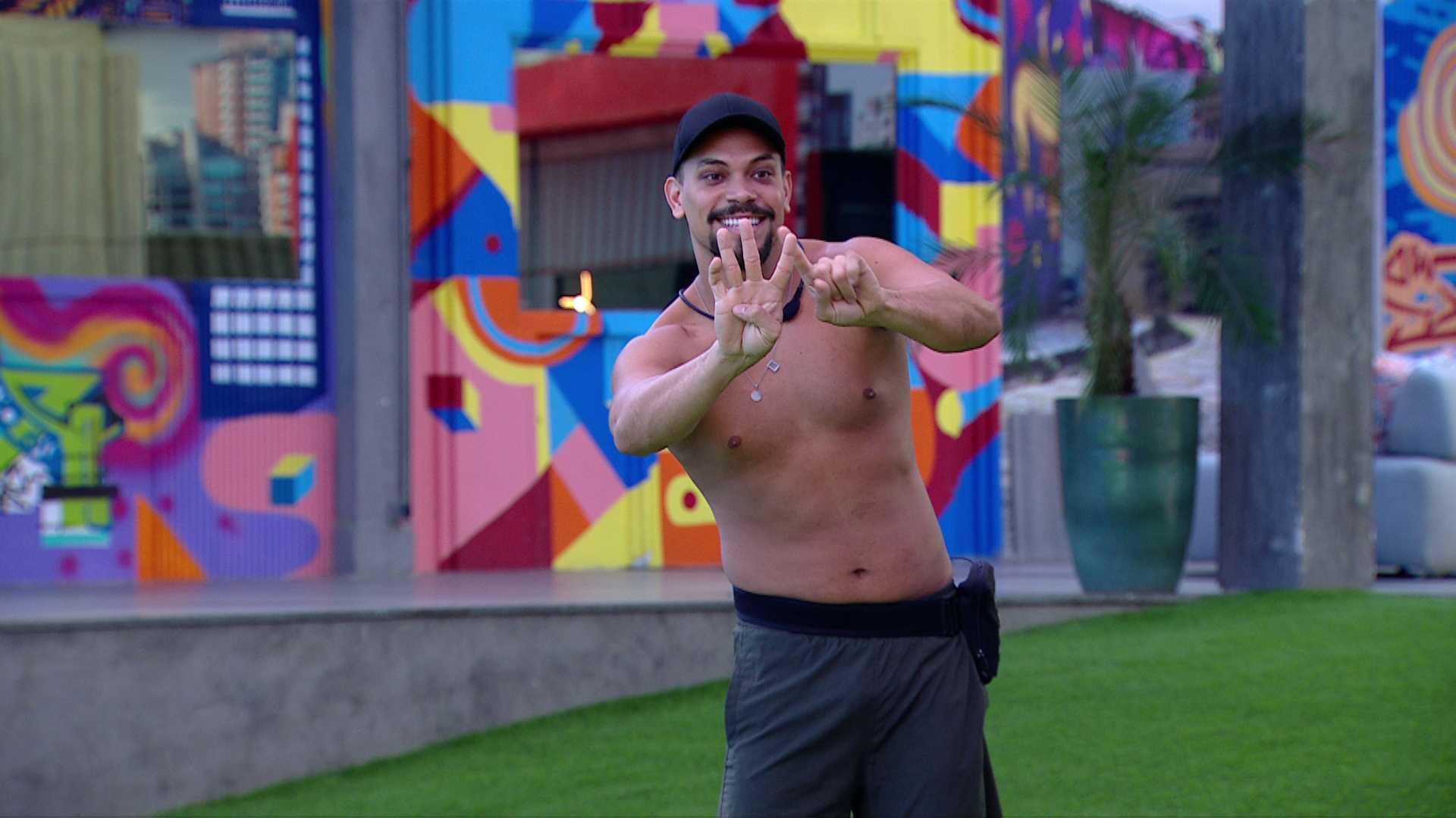 Brothers brincam de mímica na área externa do BBB 25