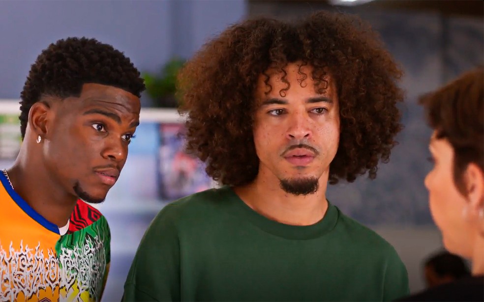 Ryan tem contrato cancelado e se revolta em Dona de Mim — Foto: Globo